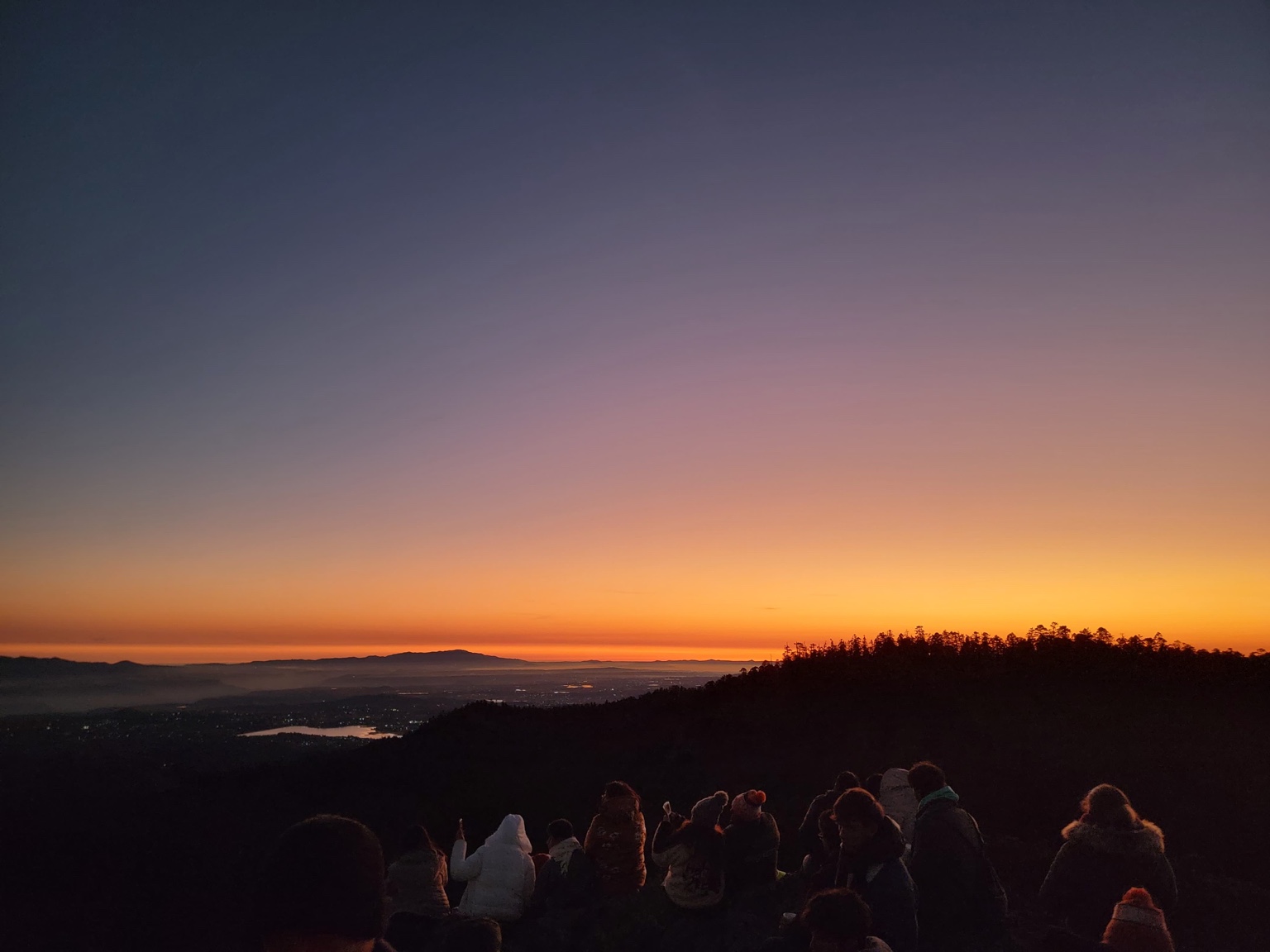 Grupo viendo el amanecer