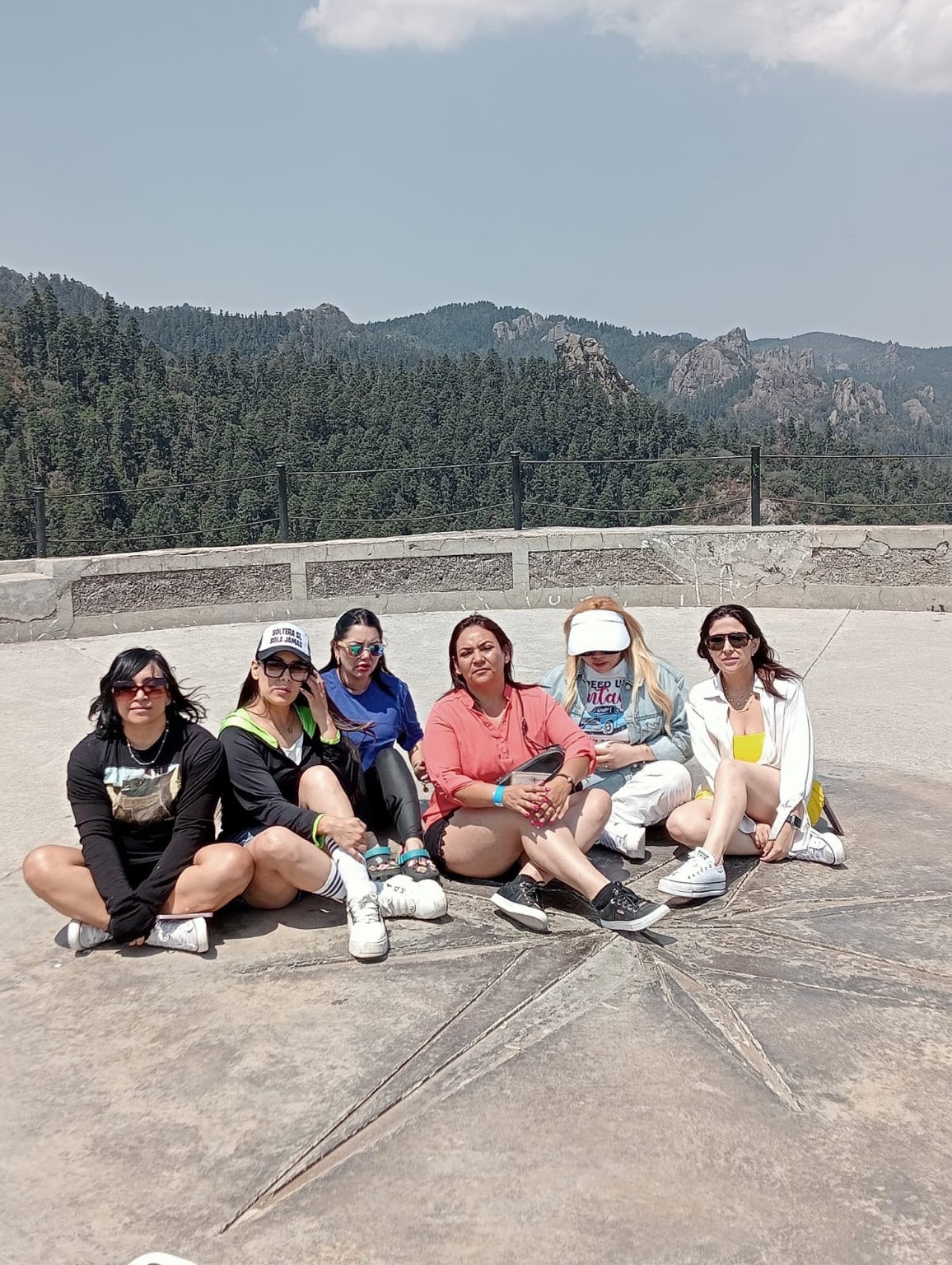 Grupo disfrutando un mirador en Mineral del Chico